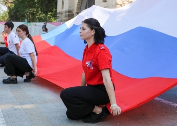 В Анапе провели церемонию развёртывания флага России