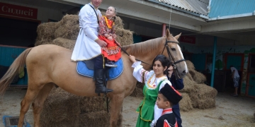 В Иппоцентре «Маргарита», Адлерского района города Сочи, проводился обряд "Посажение на коня"