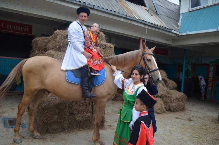 В Иппоцентре «Маргарита», Адлерского района города Сочи, проводился обряд "Посажение на коня"