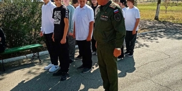 Казачата изучают строевую подготовку