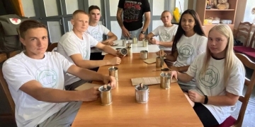 Казачья молодежь изготавливает окопные свечи для бойцов