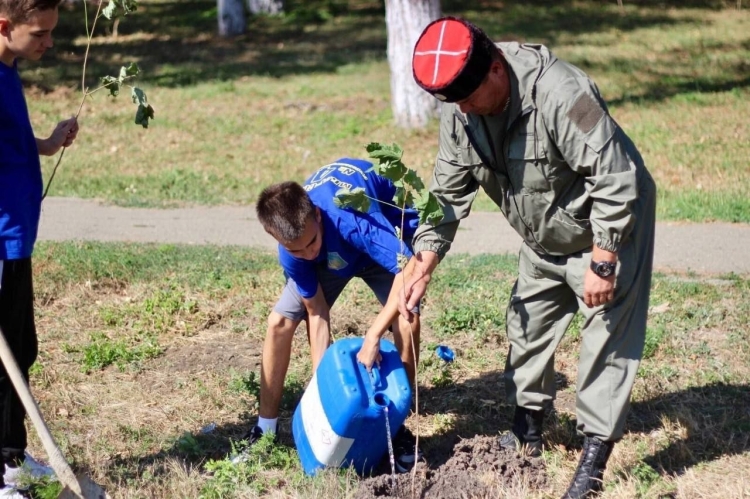 Старовеличковские казаки и казачата приняли участие в акции «Сохраним лес»
