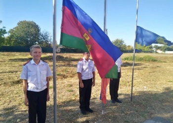 В анапских казачьих школах провели церемонию поднятия государственного флага