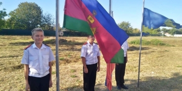 В анапских казачьих школах провели церемонию поднятия государственного флага