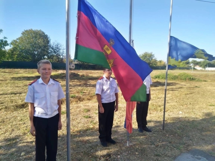 В анапских казачьих школах провели церемонию поднятия государственного флага