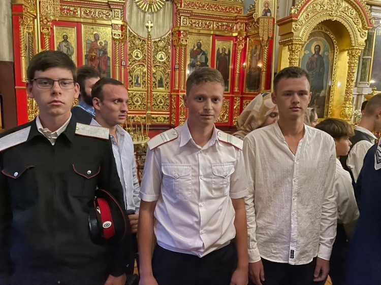 В Кафедральном Свято-Екатерининском соборе казачья молодёжь помолилась св. Георгию Победоносцу перед его мощами