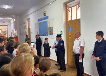 Динские казаки передали школьному музею экспонаты, привезенные из зоны СВО