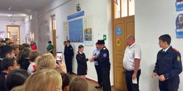 Динские казаки передали школьному музею экспонаты, привезенные из зоны СВО