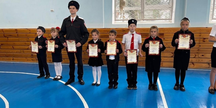 Для казачат Кавказского района провели торжественную линейку