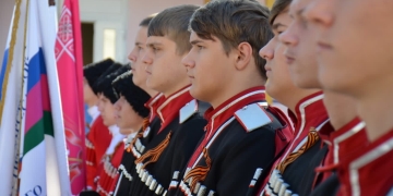 Для казачей молодежи провели торжественную линейку