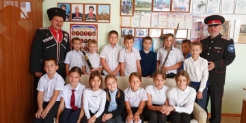 Для школьников провели экскурсию в казачий штаб
