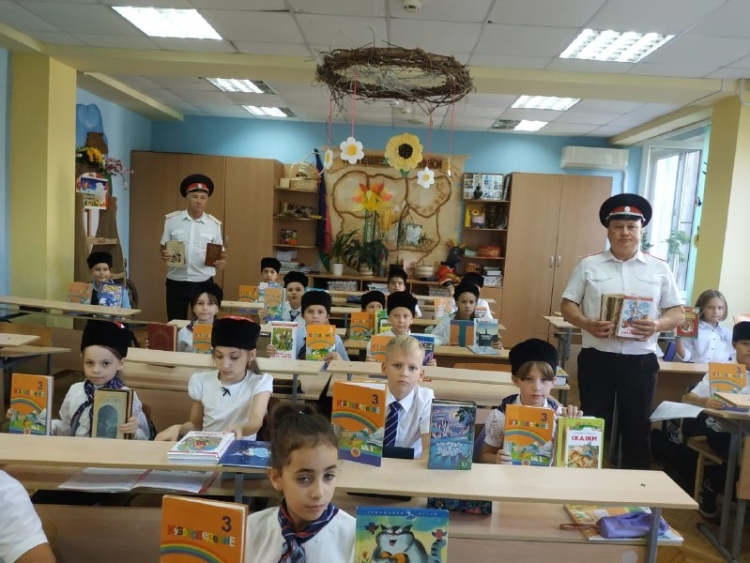 Казачата передали книги детям Донбасса