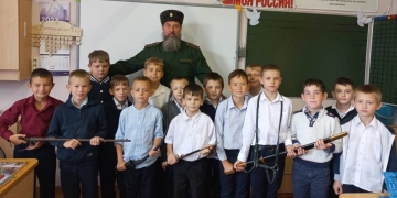 Казачатам рассказали о казачьем оружии
