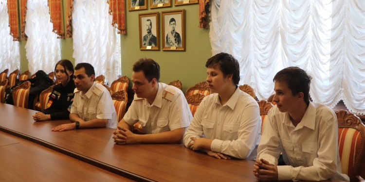Казачья молодежь из Сочи встретилась с председателем Союза казачьей молодежи Кубани