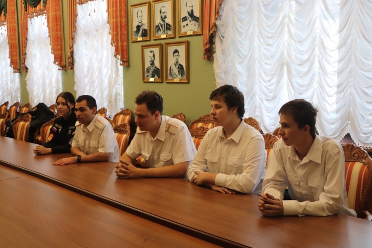 Казачья молодежь из Сочи встретилась с председателем Союза казачьей молодежи Кубани
