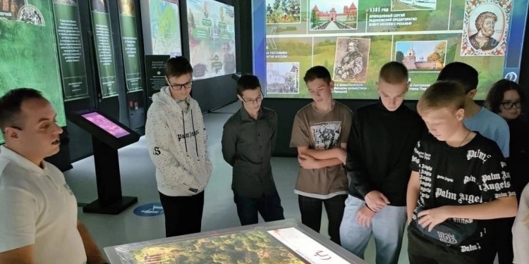 Казачья молодежь посетила парк «Россия — моя история»