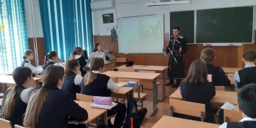 Казачья сотня АГПУ провела лекцию для школьников