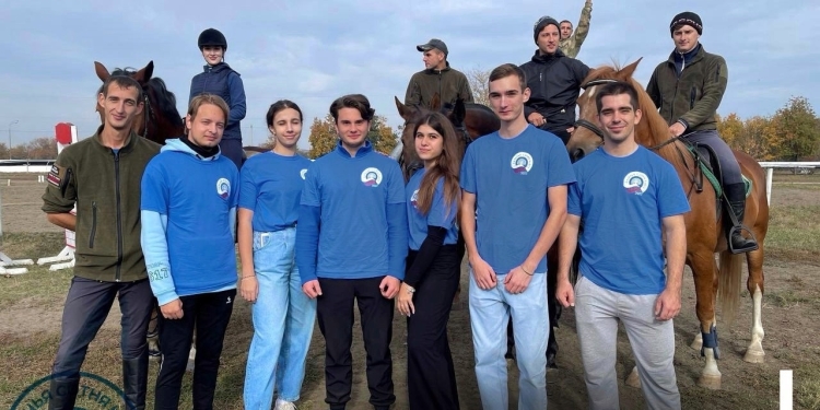 Казачья сотня КубГУ отправилась на ипподром