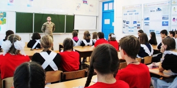 Казак-участник спецоперации побеседовал со школьниками