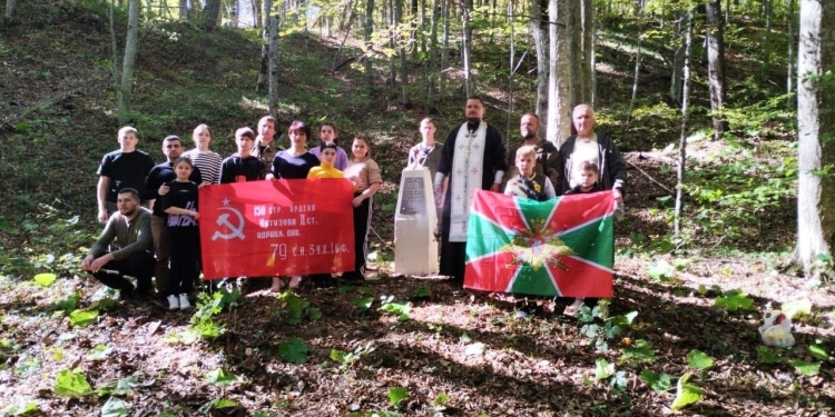 Казаки и школьники посетили памятное место