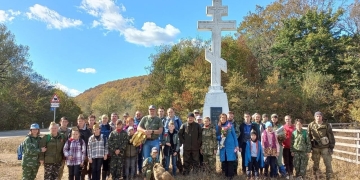 Казаки вместе с подрастающим поколением приняли участие в освящении поклонного креста