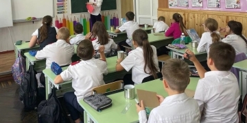 Кореновские казачата изготовили окопные свечи