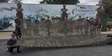 Курганинские казачата плетут маскировочные сети