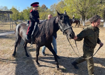 Новороссийские казаки провели посажение на коня для школьников