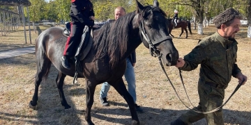 Новороссийские казаки провели посажение на коня для школьников