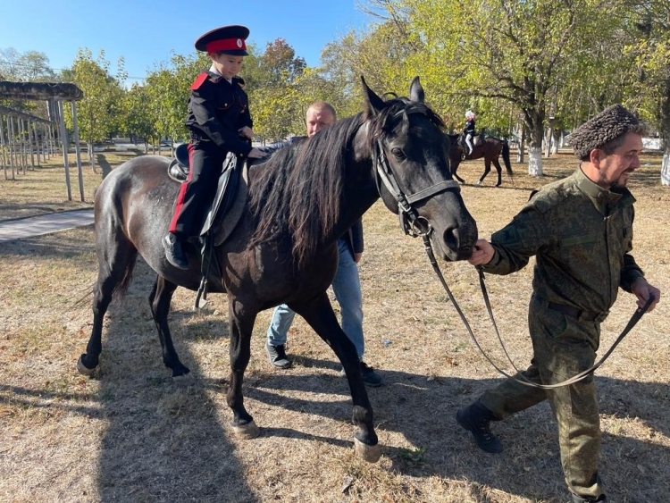 Новороссийские казаки провели посажение на коня для школьников