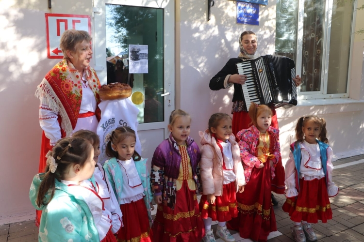 Председатель Союза казачьей молодежи Кубани посетил детский сад в станице Октябрьской Крыловского района