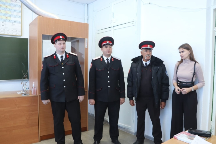 Председатель Союза казачьей молодёжи Кубани посетил казачью школу Крыловского района