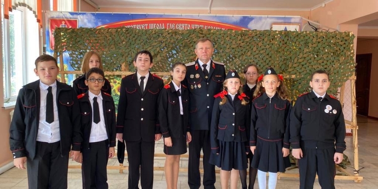 Атаман Тихорецкого района провел классный час для казачат