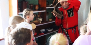 Брюховецкие казаки проводят экскурсии и военно-спортивные игры для школьников