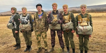 Гулькевичская казачья молодежь совершила прыжок с парашютом