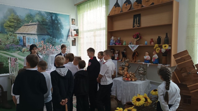 Казачата посетили экскурсию в уголок казачьего быта в Кавказском районе