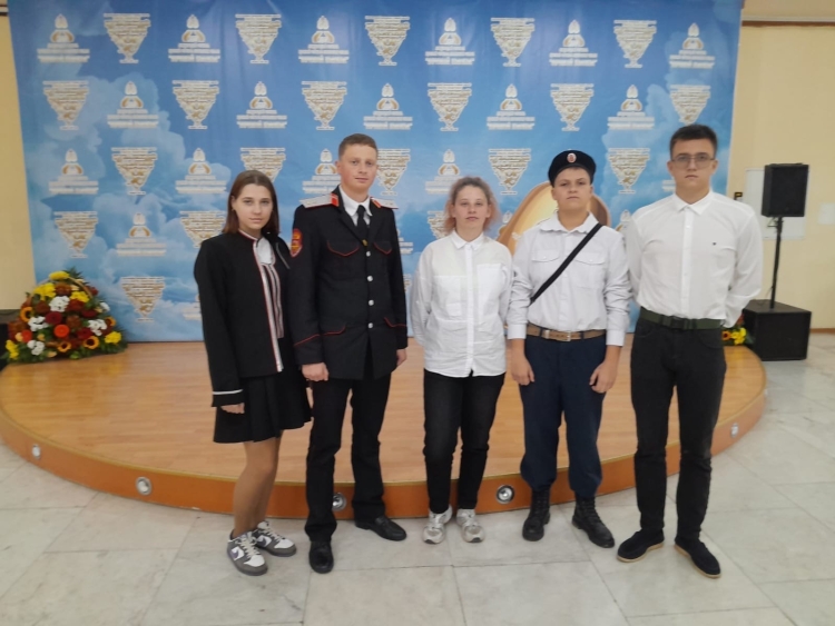 Казачья молодежь посетила закрытие фестиваля «Вечевой колокол»