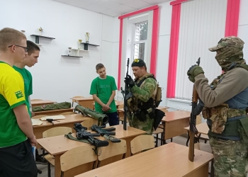 Казаки Выселковского СКО рассказали молодому поколению об оружии военных