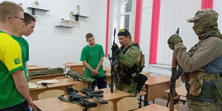 Казаки Выселковского СКО рассказали молодому поколению об оружии военных