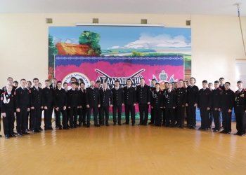 В Ейском казачьем кадетском корпусе прошла церемония поднятия государственных флагов
