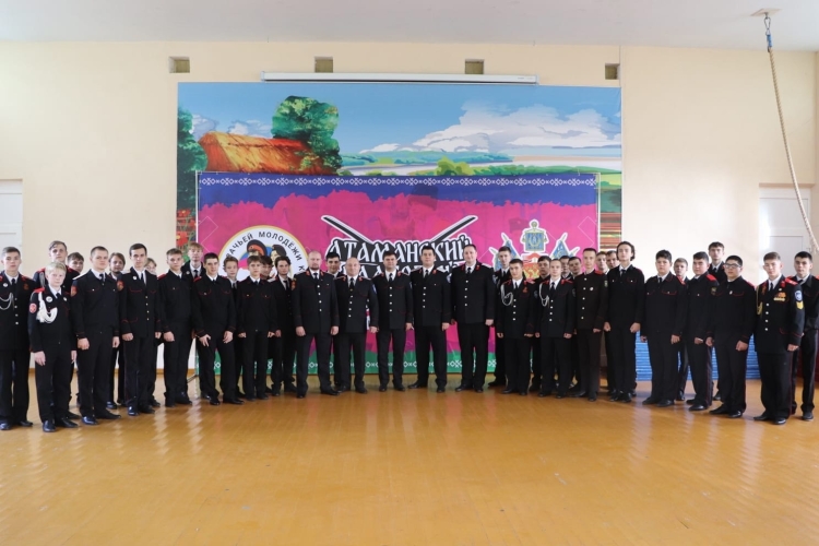 В Ейском казачьем кадетском корпусе прошла церемония поднятия государственных флагов