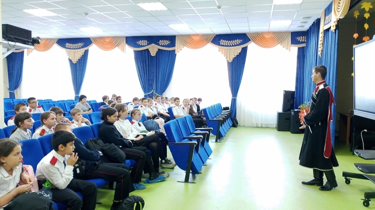 Активисты казачьей сотни АГПУ провели лекции для школьников
