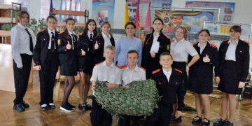 Динские казачата плетут маскировочные сети