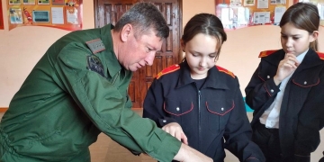 Динские казачата попрактиковались в разборке и сборке автомата