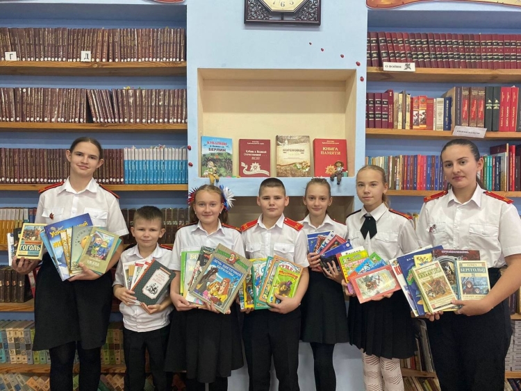 Казачата приняли участие в сборе книг для новых регионов России
