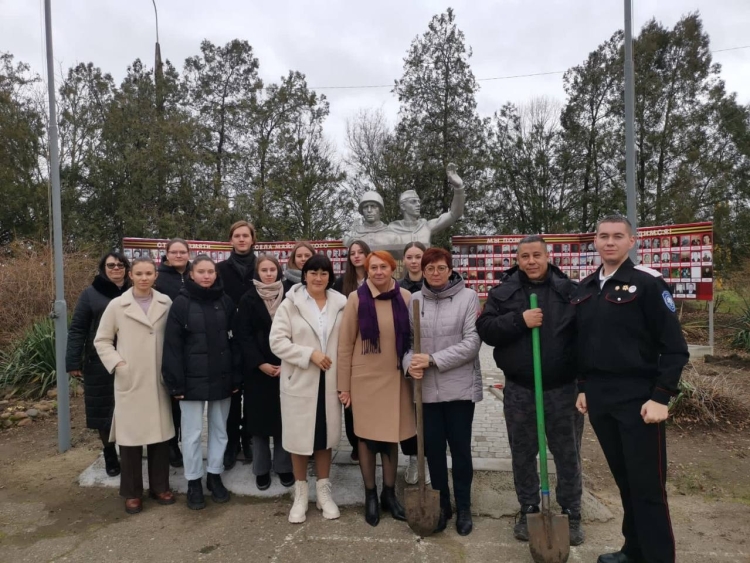 Казачата заложили аллею выпускников в Гулькевичском районе