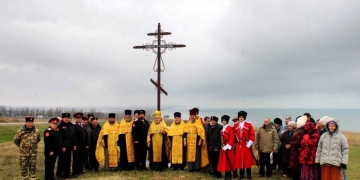 Казачья молодежь приняла участие в освящении поклонного креста