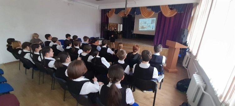 Казачья сотня АГПУ провела лекцию для школьников