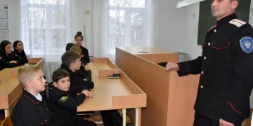 Казак провел беседу с казачатами