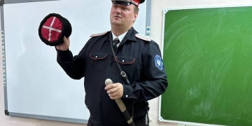 Казаки-наставники рассказали молодому поколению о казачьем оружии